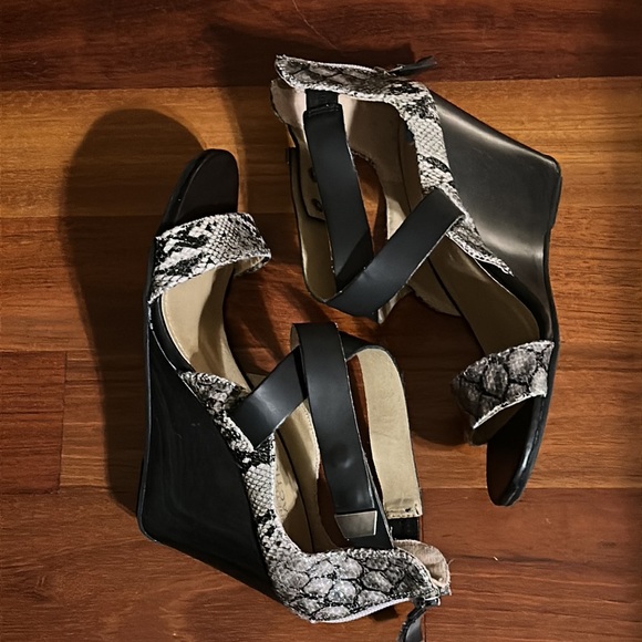 Kenneth Cole Reaction size 7.5 sleek & sexy wedge sandals / shoes - Picture 2 of 7